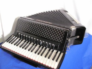 New Aliante 4 voice white pearloid key black piano accordion normally £1199